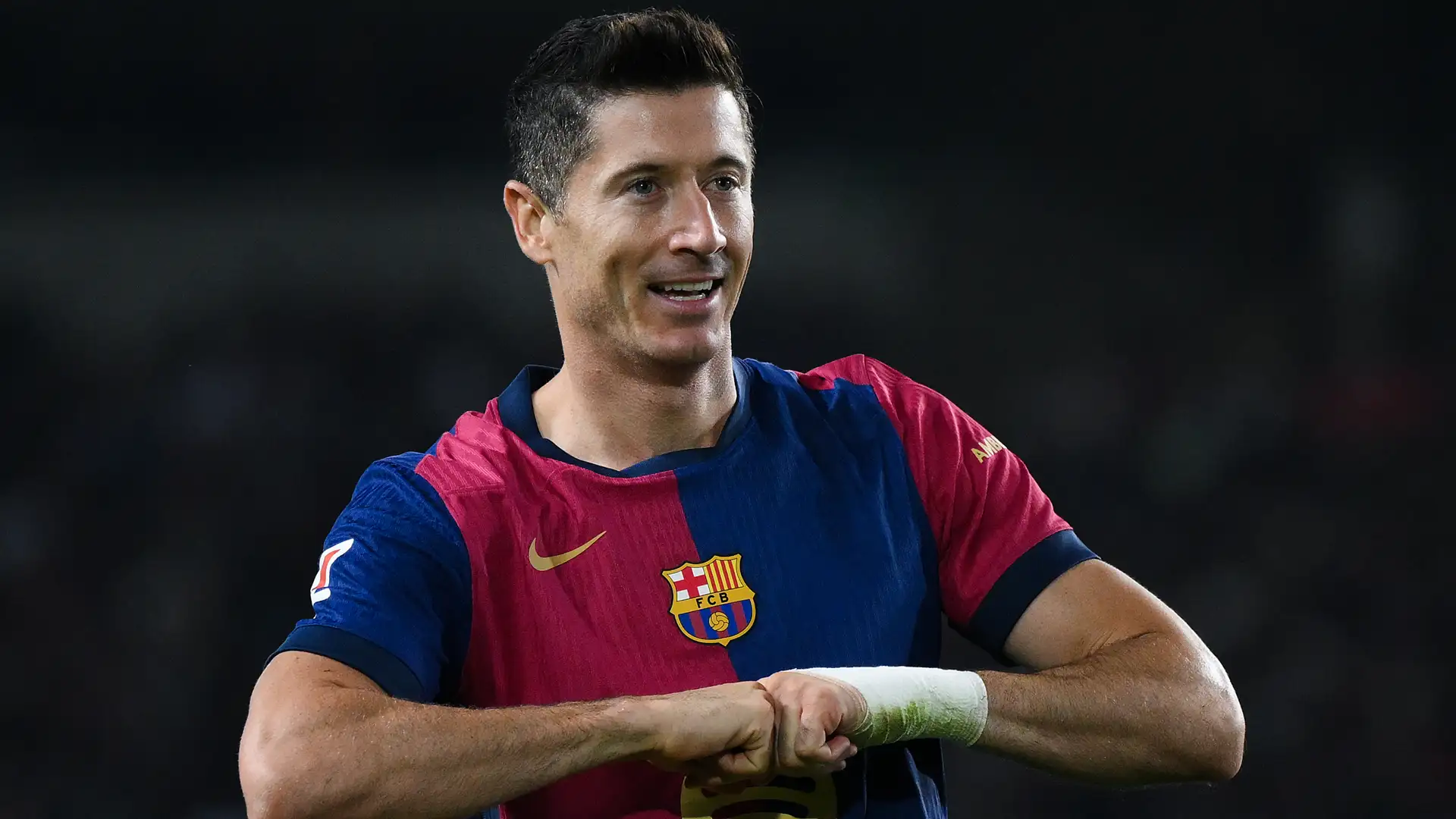 Robert Lewandowski celebrando un gol con el puño cerrado