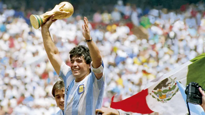 Maradona levantando la Copa del Mundo en México 1986