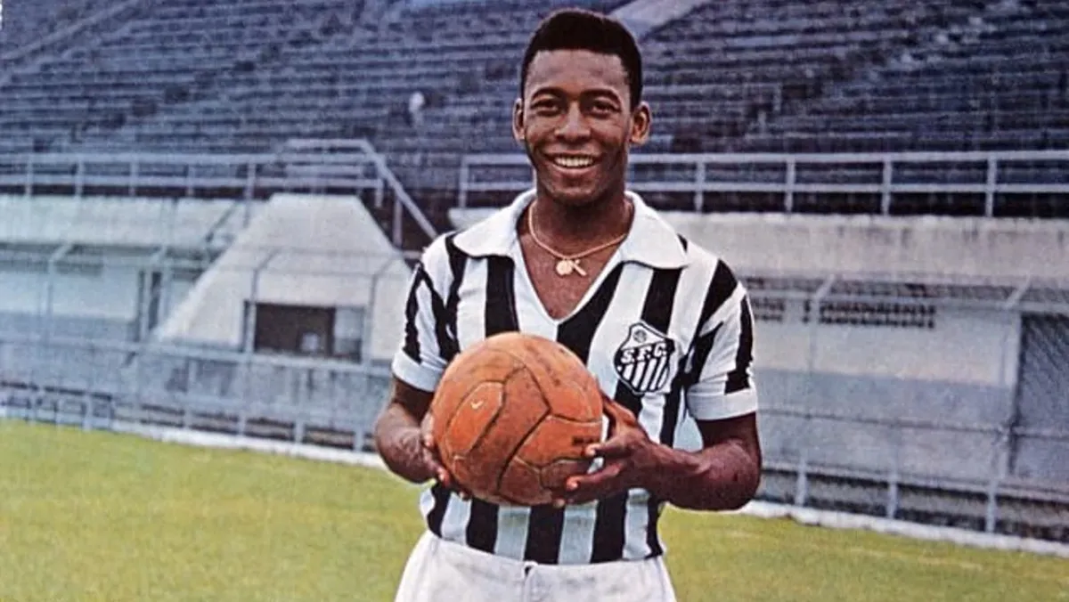 Pelé con la camiseta amarilla de la Selección de Brasil