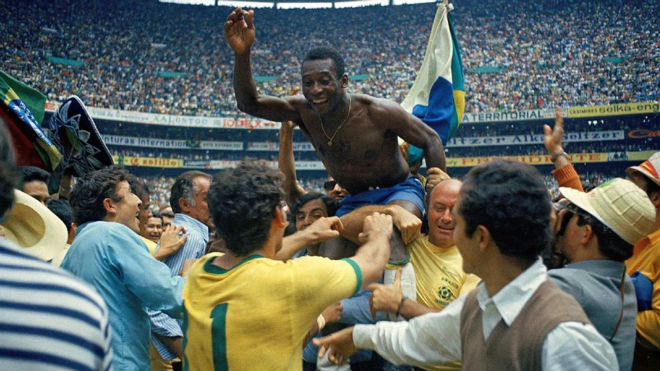 Pelé celebrando un gol con la camiseta amarilla de Brasil en el Mundial de 1970